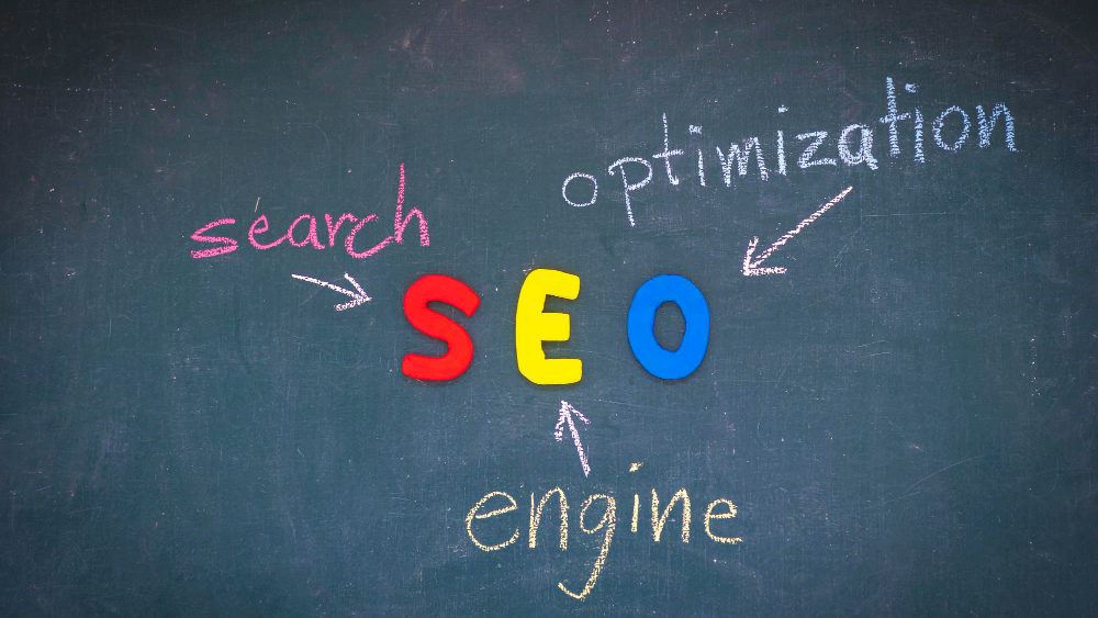 SEO and its meaning written on a board